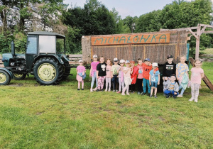 dzieci pozują do zdjęcia grupowego