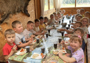 dzieci spożywają posiłek