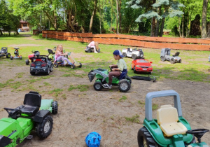 dzieci bawią się na mini motodromie