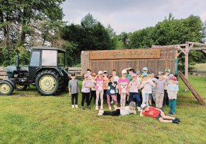 dzieci pozują do zdjęcia grupowego