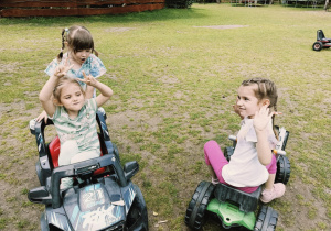 dzieci bawią się na mini motodromie