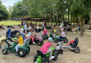 dzieci bawią się na mini motodromie