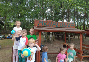dzieci pozują do zdjecia