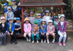 dzieci pozują do zdjęcia grupowego