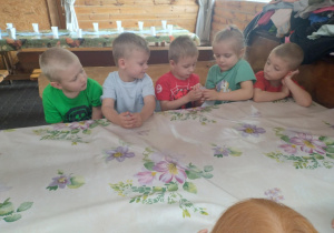 dzieci wykonują mydełka glicerynowe