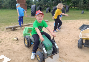 dzieci bawią się na mini motodromie