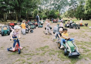 dzieci bawią się na mini motodromie