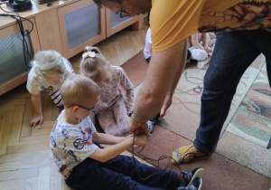 dzieci oglądają pierwsze telefony