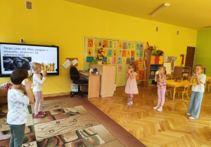 dzieci rozmawiają ze sobą za pomocą telefonu z kubeczków i sznurka