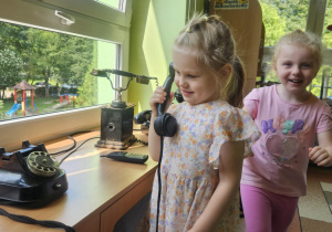 dzieci oglądają pierwsze telefony