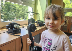 dzieci oglądają pierwsze telefony