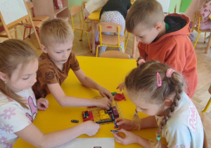 dzieci składają wg instrukcji radio