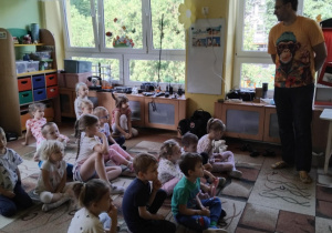dzieci słuchają ciekawostek na temat sposobów komunikowania się ludzi z dawnych czasów