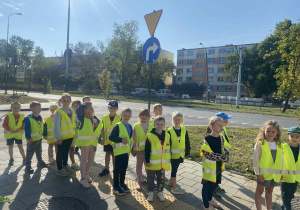 Dzieci stoją na chodniku przy skrzyżowaniu ulic „Dąbrowskiego - Tatrzańska „