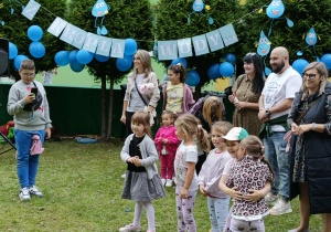 dzieci wraz z rodzicami tańczą do muzyki
