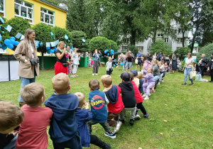 dzieci przeciągają linę w ogrodzie przedszkolnym
