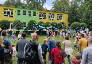 dzieci wraz z rodzicami tańczą do muzyki