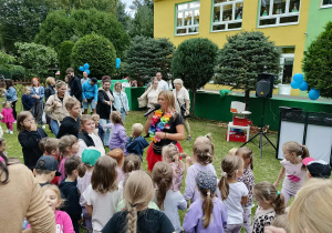 dzieci wraz z rodzicami tańczą do muzyki