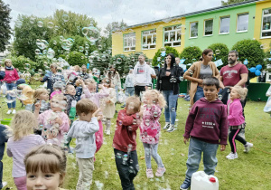 dzieci i rodzice podczas zabaw z bańkami