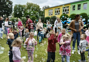 dzieci i rodzice podczas zabaw z bańkami
