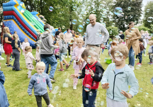 dzieci i rodzice podczas zabaw z bańkami