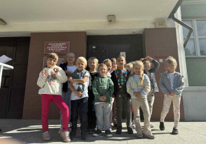 dzieci pozują do zdjęcia przed Pedagogiczną Biblioteką Wojewódzką.