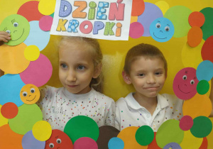 dzieci pozują do zdjęcia