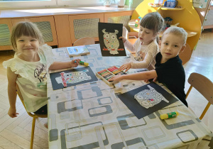 dzieci wykonują prace plastyczne z wykorzystaniem pasteli