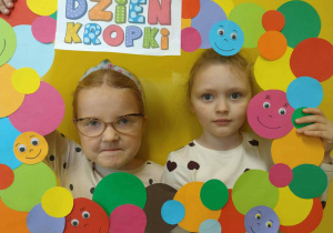 dzieci pozują do zdjęcia