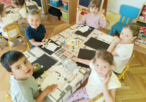 dzieci wykonują prace plastyczne z wykorzystaniem pasteli