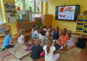 dzieci oglądają film edukacyjny o Vashti