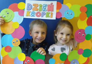 dzieci pozują do zdjęcia