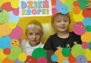 dzieci pozują do zdjęcia