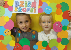 dzieci pozują do zdjęcia