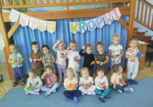 dzieci pozują do zdjęcia grupowego