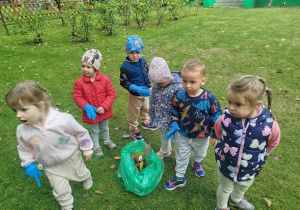 dzieci sprzątają śmieci i wrzucają je do worka