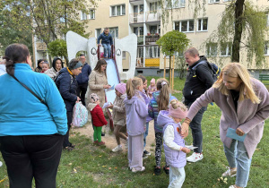 uczestnicy gry wykonują pierwsze zadanie przy zjeżdżalni „Słoń”