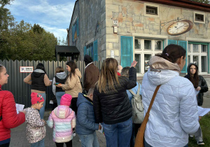 pan przewodnik opowiada ciekawostki na temat muralu Fundacji Ktoś