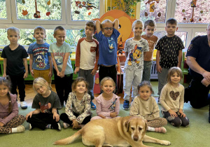 grupa dzieci pozuje do zdjęcia