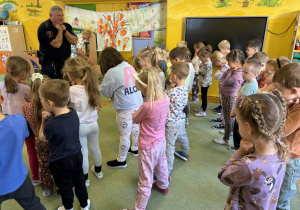 strażnik pokazuje dzieciom bezpieczną pozycję „drzewo”