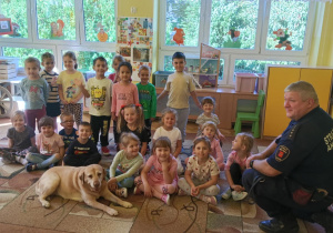 grupa dzieci pozuje do zdjęcia