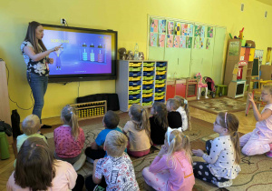 dzieci rozwiązują zadanie matematyczne na monitorze edukacyjnym