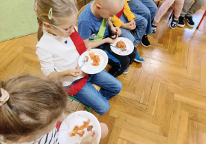 dzieci jedzą surówkę