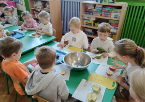 dzieci kroją owoce