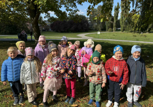 dzieci pozują do zdjęcia w parku