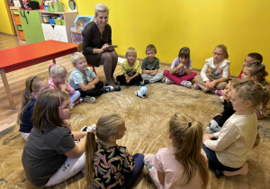 dzieci poznają zasady działania robota Franka,