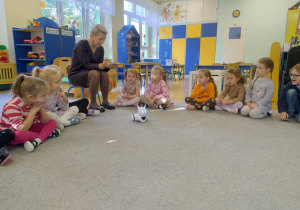 dzieci poznają zasady działania robota Franka,