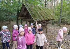 grupa dzieci stoi przy paśniku dla zwierząt,
