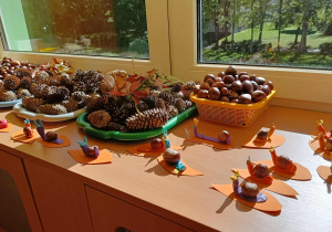 pokaz wykonanych przez dzieci „ kasztanowych ślimaków „
