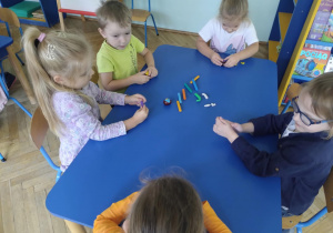 dzieci tworzą z kasztanów i materiału przyrodniczego „kasztanowe stworki”
